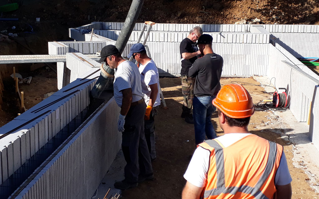 Chantier réalisé à Breval (78) et montage des blocs coffrants en Time-Lapse